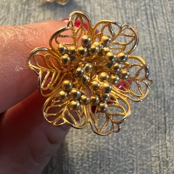 Vintage Gold Tone Clip -On Earrings! - Picture 2 of 16